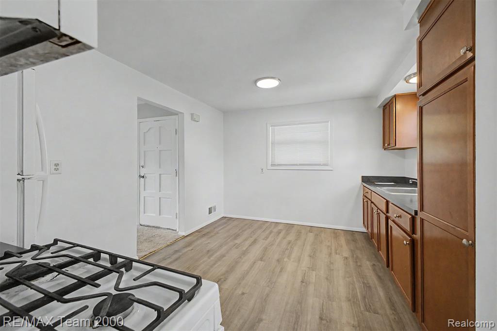 4947 Roosevelt Boulevard, Dearborn Heights, MI 48125 — Photo 12