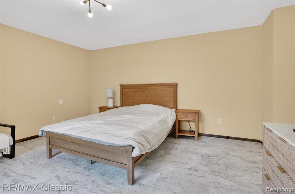 2061 Burgundy Street, West Bloomfield, MI 48323 — Photo 34