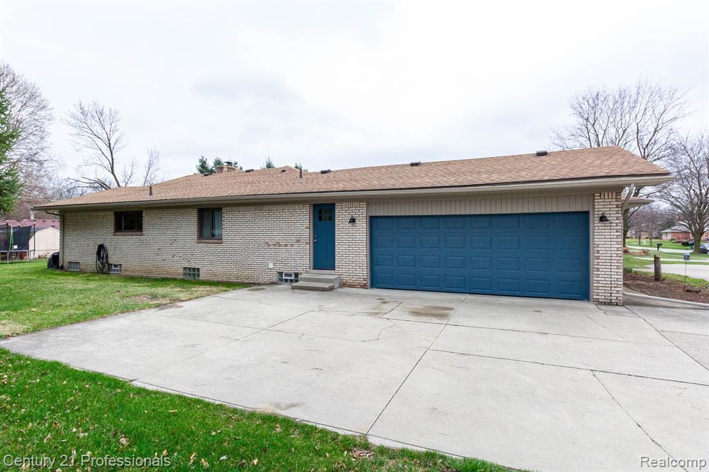 46498 HOUGHTON Drive, Shelby, MI 48315 — Photo 45