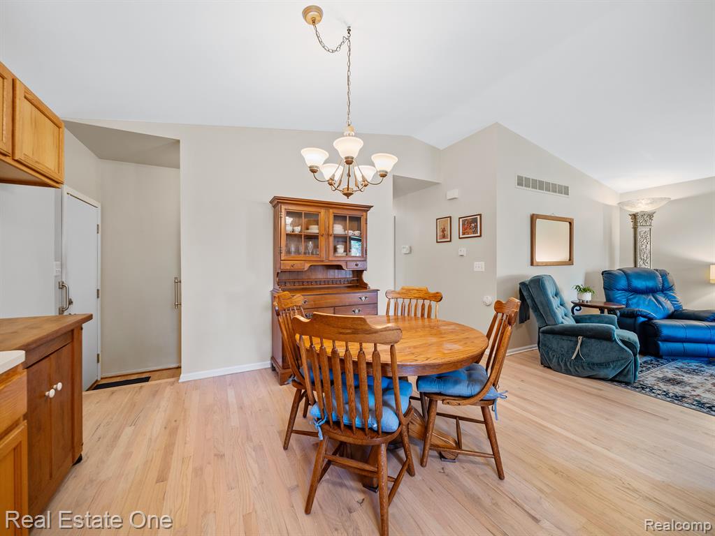 642 E HAMBURG Street, Pinckney, MI 48169 — Photo 4