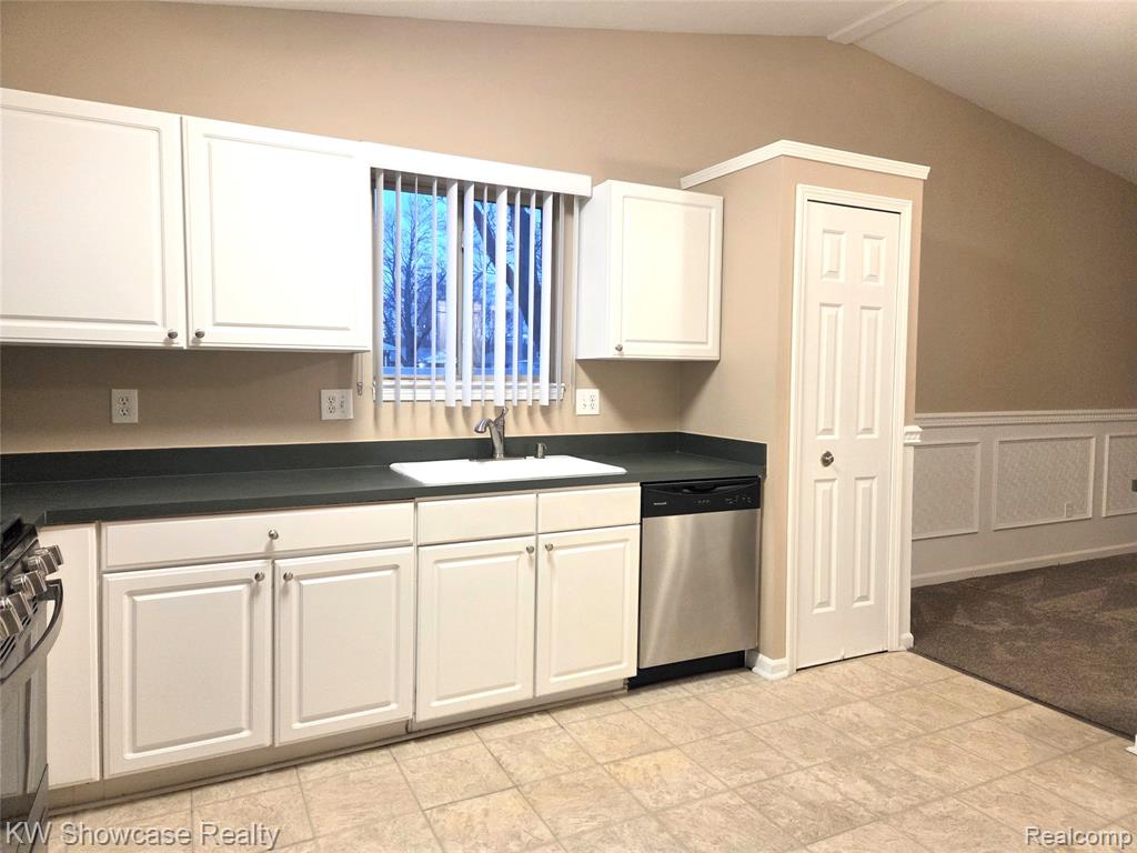 4031 Heatherwood Court Heatherwood Ct, Warren, MI 48092 — Photo 10