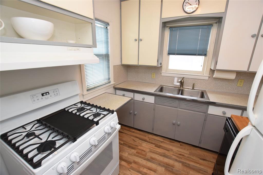 420 Burroughs Avenue, Flint, MI 48507 — Photo 2