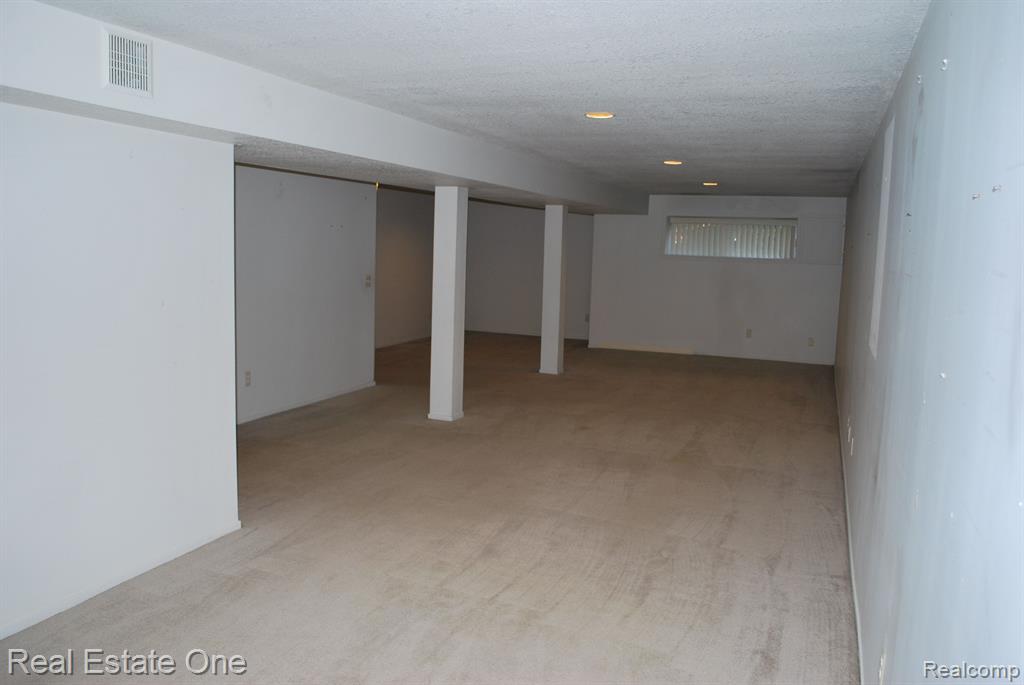 697 RAVENCREST Lane, 5, Westland, MI — Photo 30