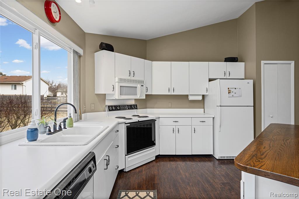 6335 Stonehearth Pass, Grand Blanc, MI 48439 — Photo 17