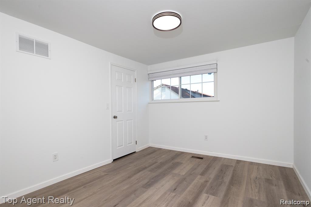 8841 Sunrise Drive, Sterling Heights, MI 48312 — Photo 11