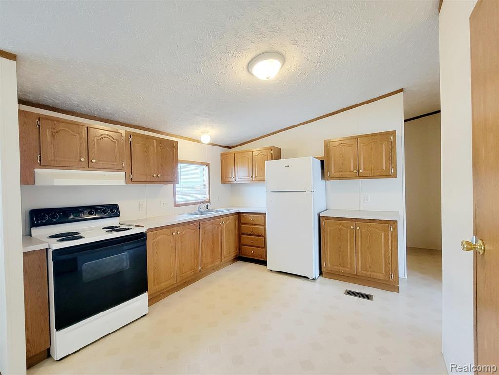 93 Woodcrest Drive, Swartz Creek, MI 48473 — Photo 2