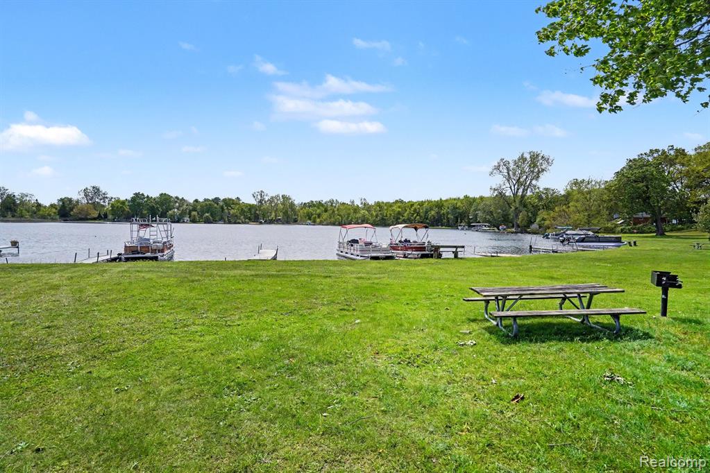 5830 Eldridge Drive, Waterford, MI 48327 — Photo 27