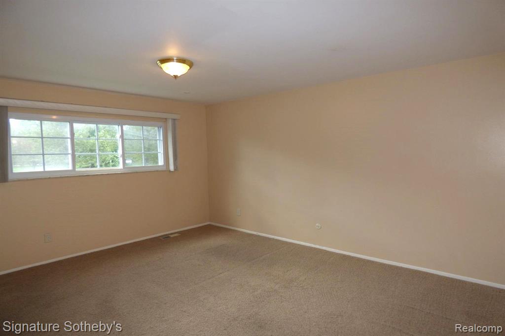 640 E FOX HILLS Drive, Bloomfield Hills, MI 48304 — Photo 12