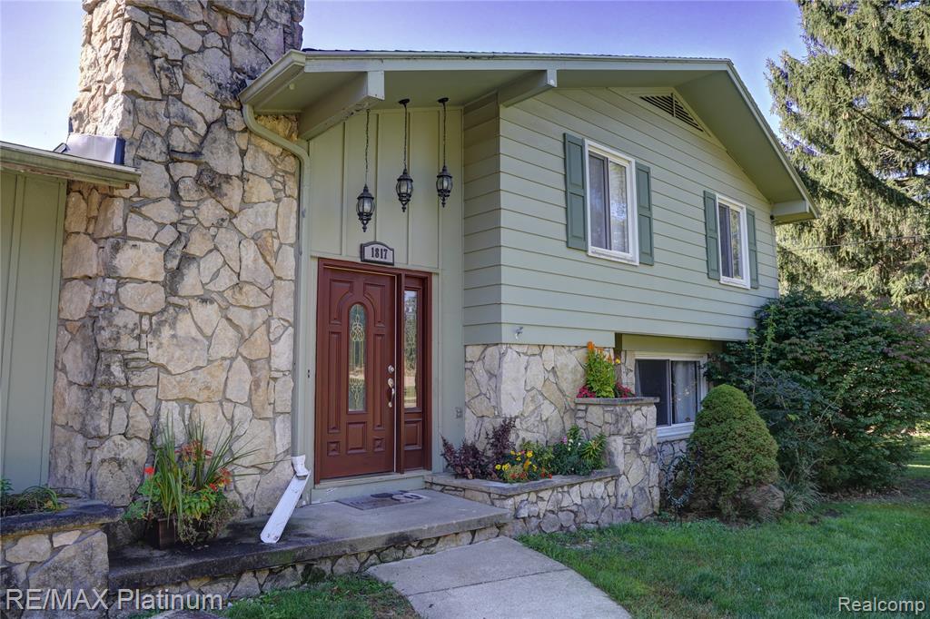 1817 S Walmont Road, Jackson, MI 49203
