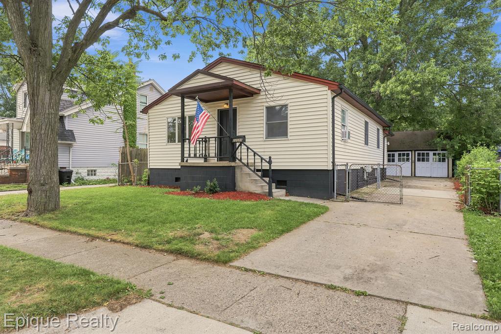 22095 Elmwood Avenue, Eastpointe, MI 48021