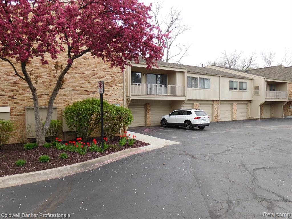3915 Lone Pine Road, 100, West Bloomfield, MI 48323 — front exterior