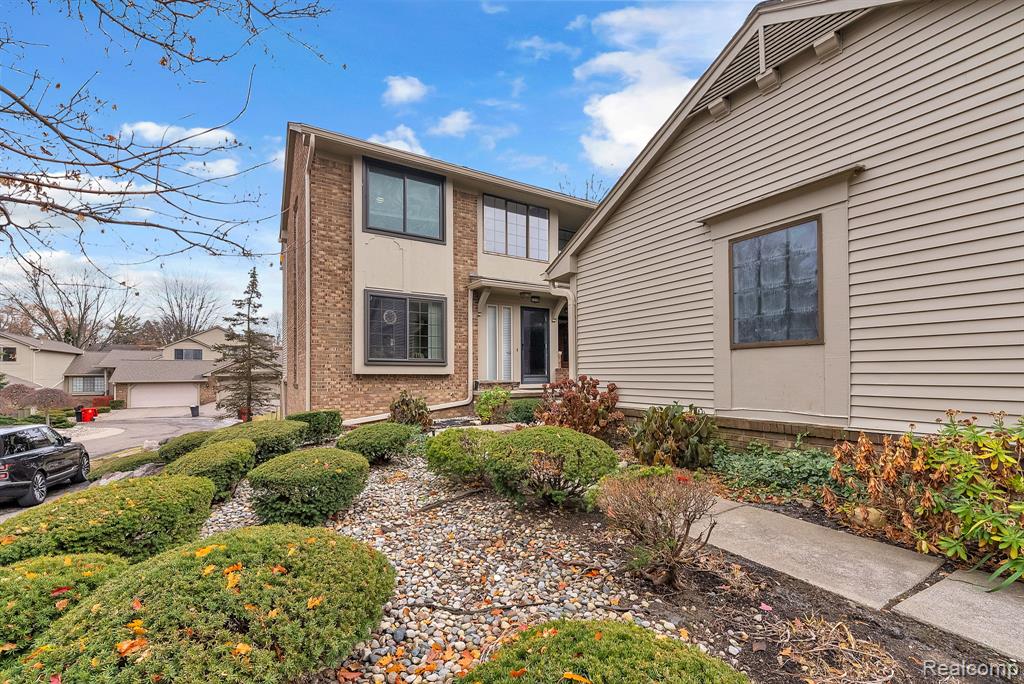 7258 Creeks Bend Court, West Bloomfield, MI — Photo 3