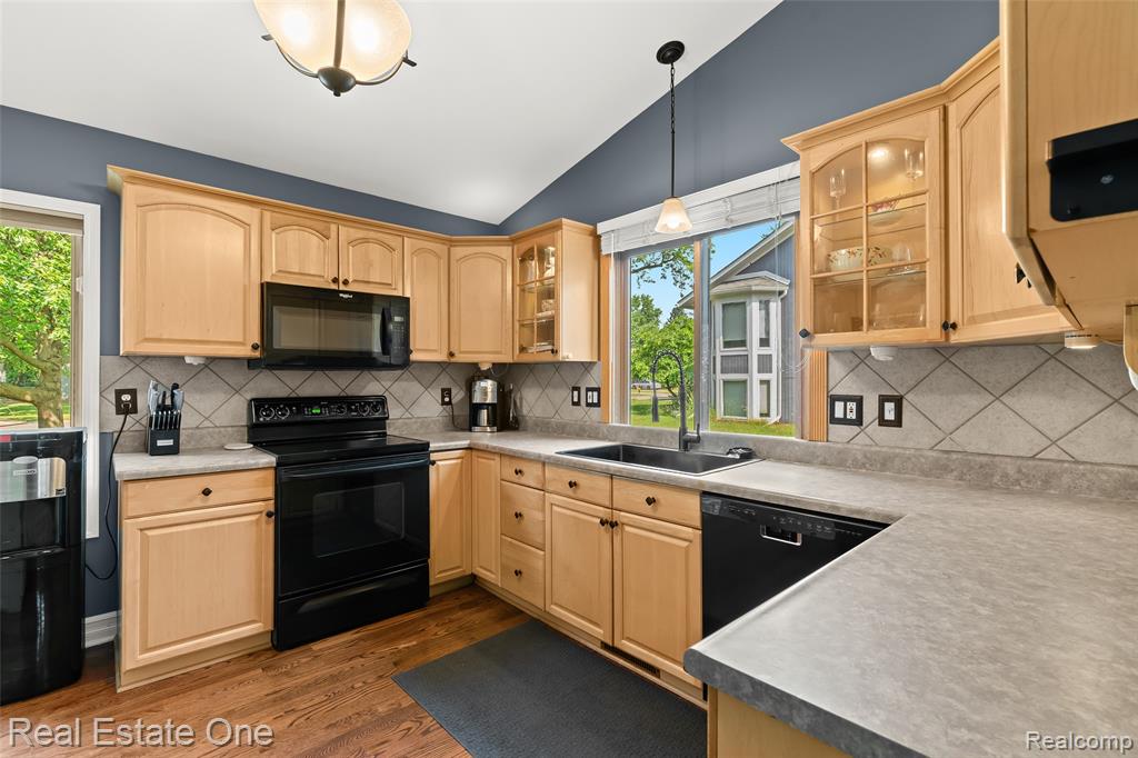 696 Estes Court, Waterford, MI 48327 — Photo 6