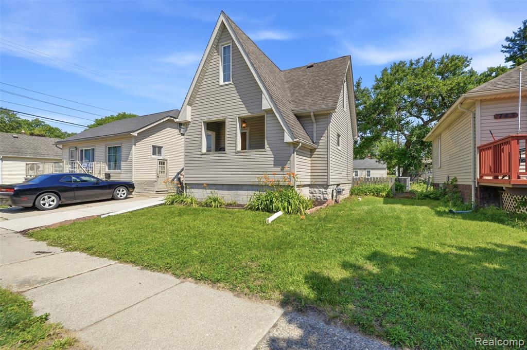 735 E Maxlow Avenue, Hazel Park, MI 48030 — Photo 2