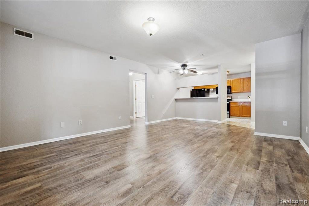 1137 CURZON Court, 101, Howell, MI 48843 — Photo 9
