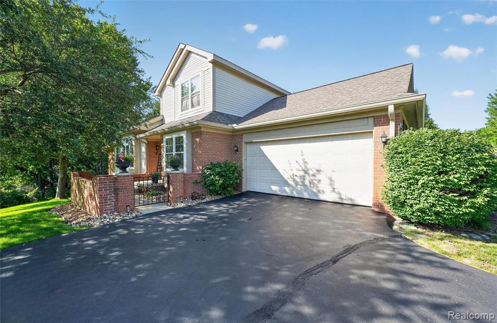10301 Golfside Drive, Grand Blanc, MI 48439