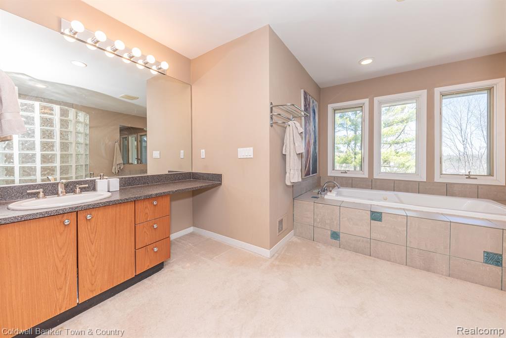 9945 ROLLING GREENS Drive, Pinckney, MI 48169 — Photo 42