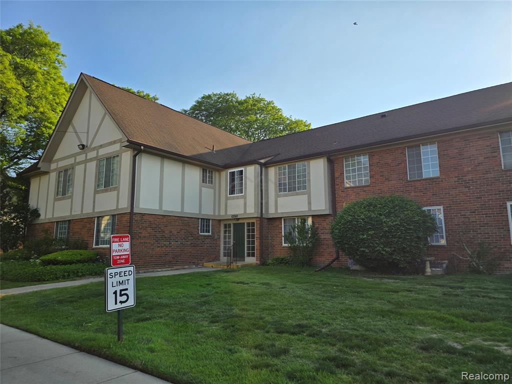 30276 Southfield Road, Southfield, MI 48076