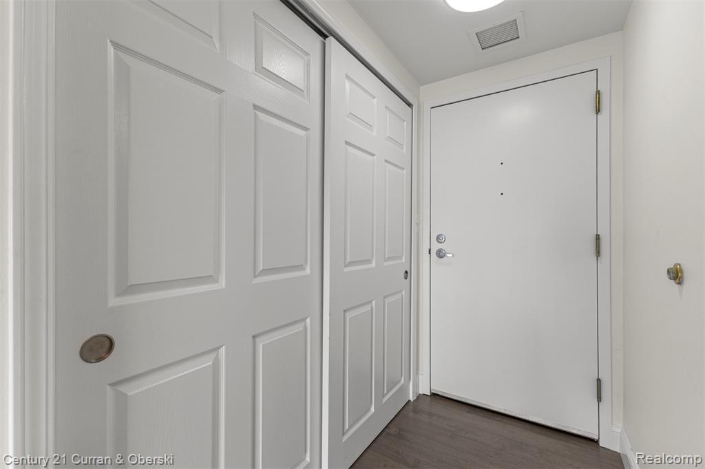 250 E Harbortown Drive, 708, Detroit, MI 48207 — Photo 30