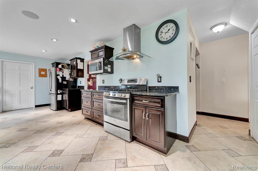 5450 Pocono Street, West Bloomfield, MI 48323 — Photo 25