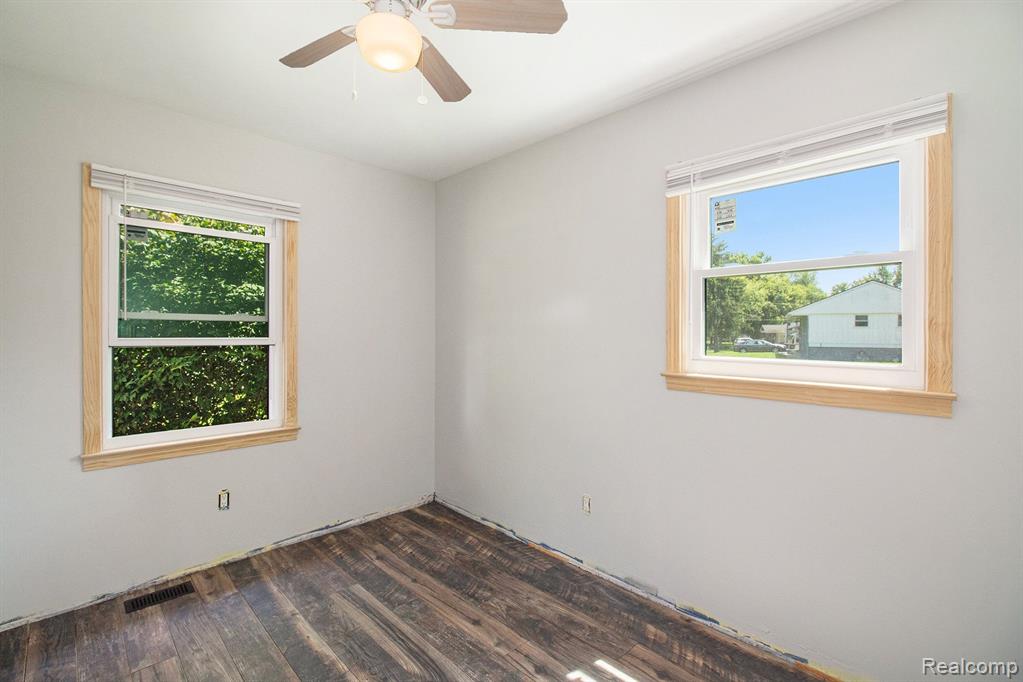 2665 LOS ANGELES Drive, Wolverine Lake, MI 48390 — Photo 15