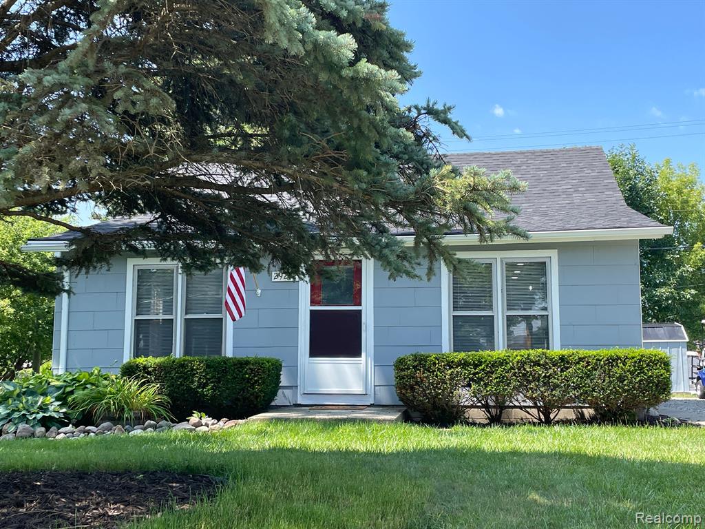 29272 ADAMS Drive, Gibraltar, MI — Photo 2