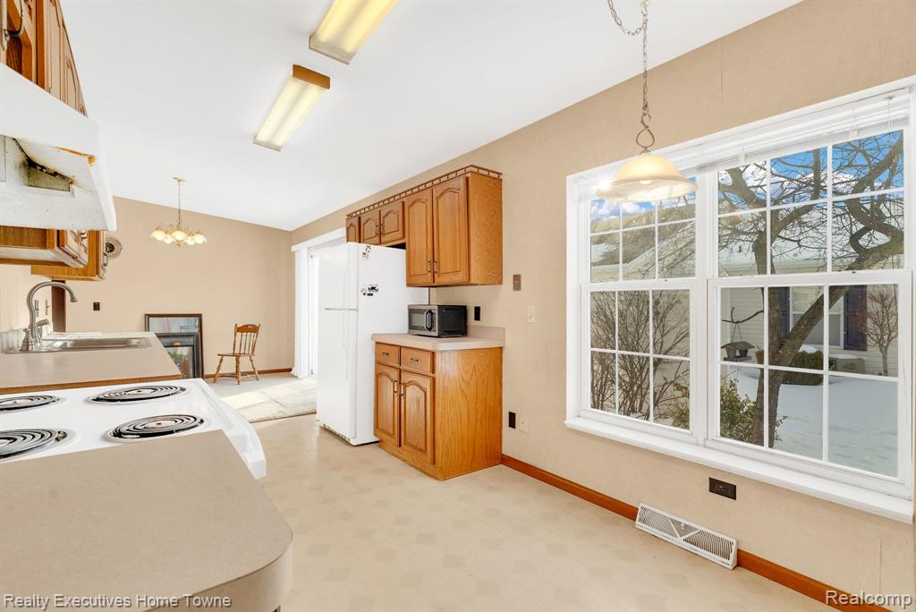 3211 Keewahdin #124, Fort Gratiot, MI 48059 — Photo 13