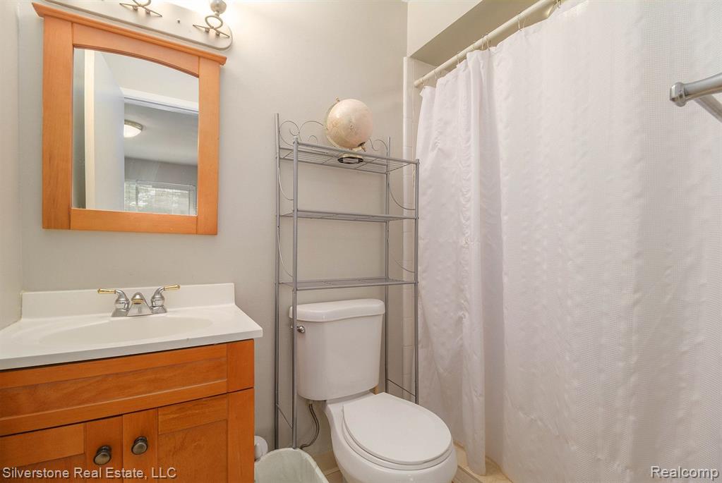 651 E FOX HILLS Drive, Bloomfield Hills, MI 48304 — Photo 13