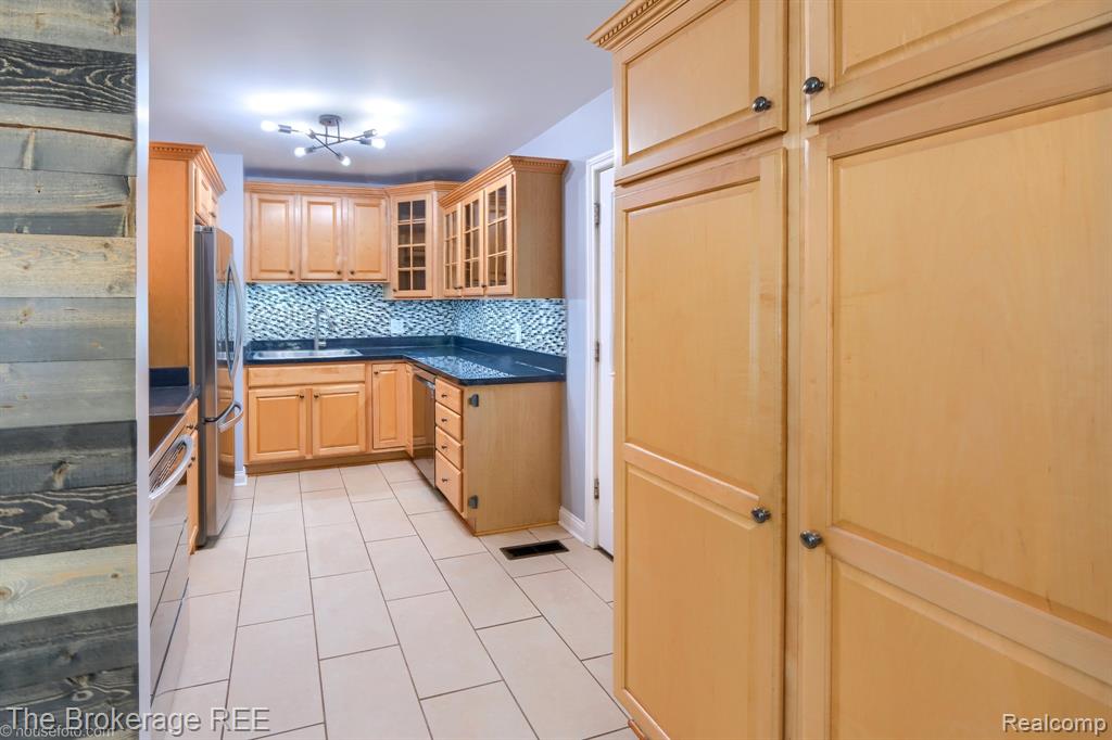6230 Woodsdale Drive, Grand Blanc, MI 48439 — Photo 18