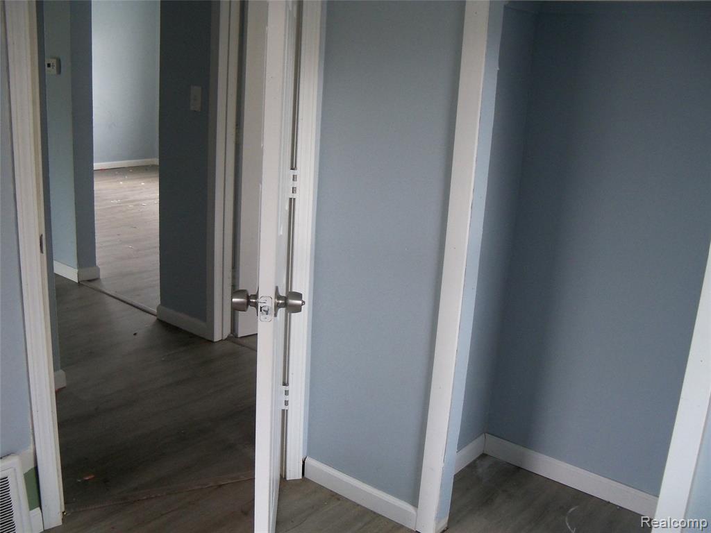413 E Hemphill Road, Flint, MI 48507 — Photo 12