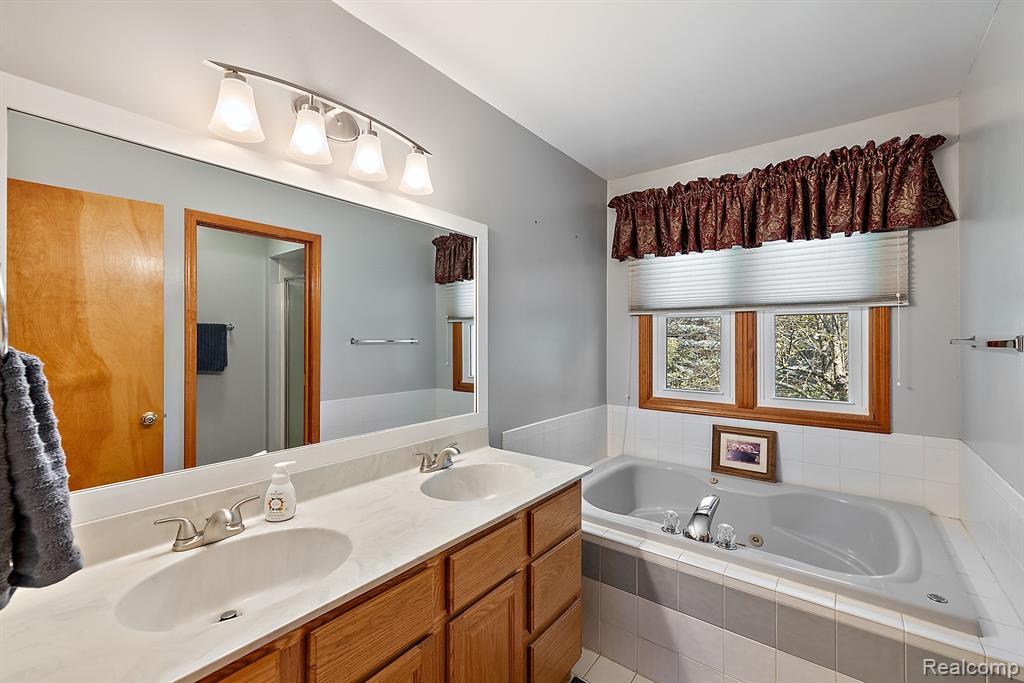 10161 LONGFORD Drive, South Lyon, MI 48178 — Photo 9