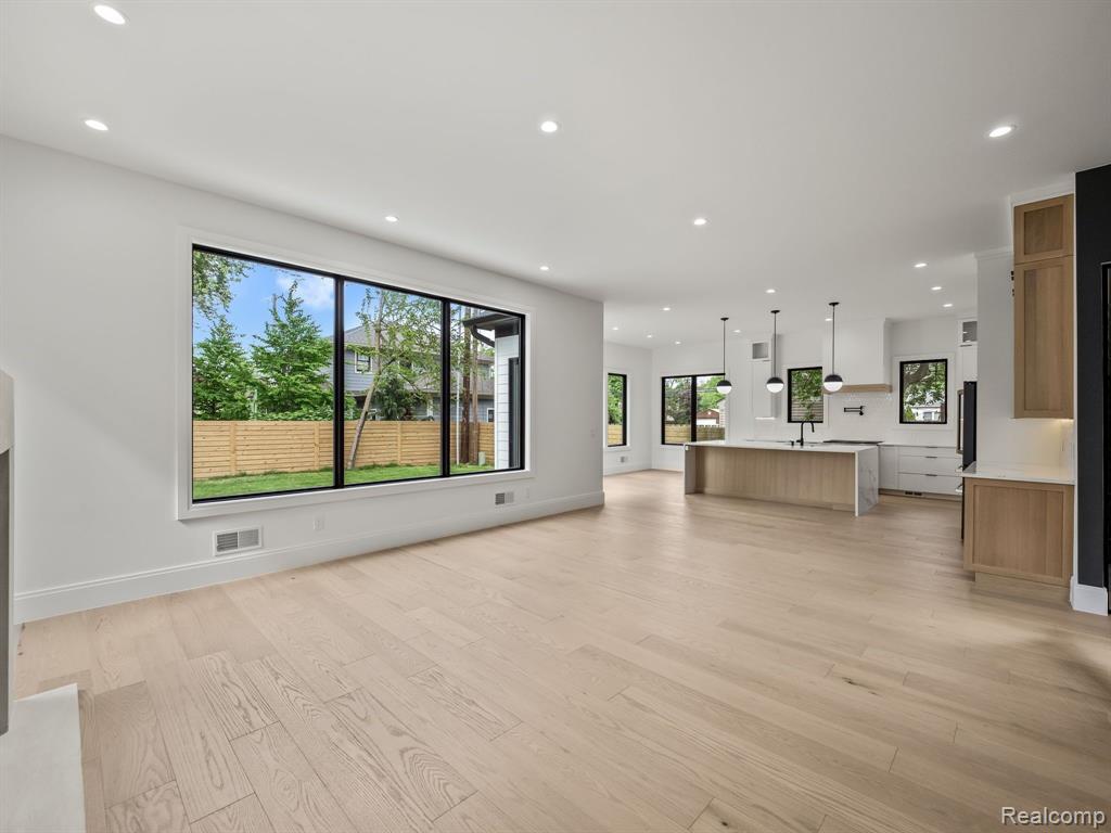 706 W HOUSTONIA Avenue, Royal Oak, MI 48073 — Photo 8