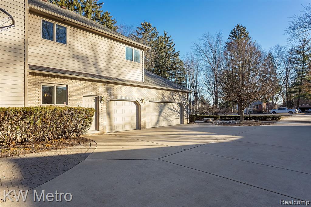 685 TRINWAY Drive, Troy, MI 48085 — Photo 44