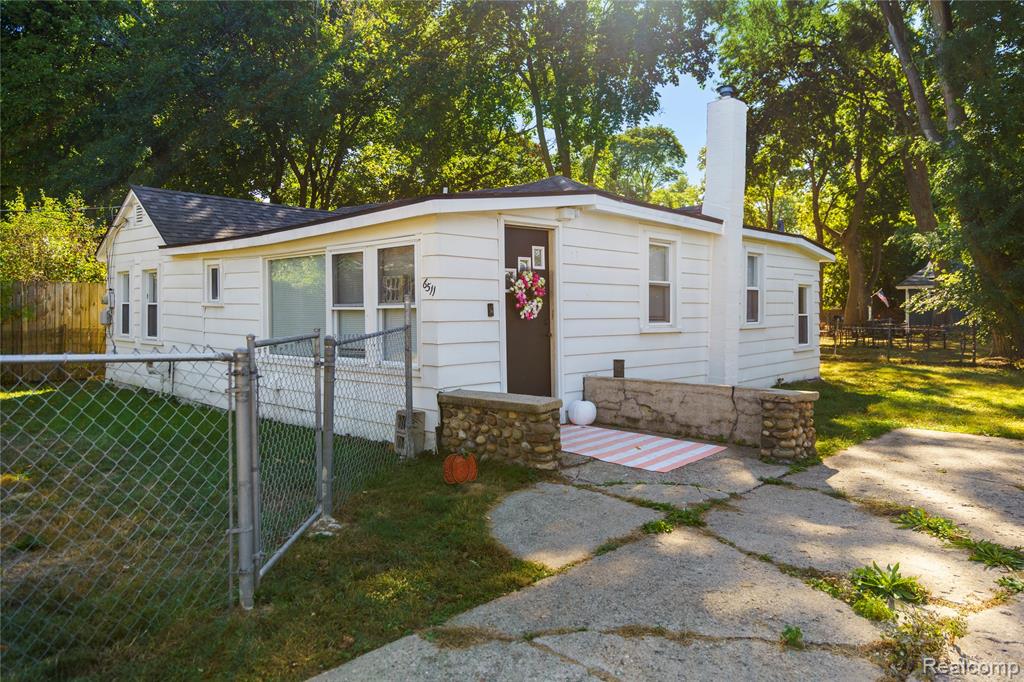 6511 Crest Drive, Waterford, MI 48329 — front exterior