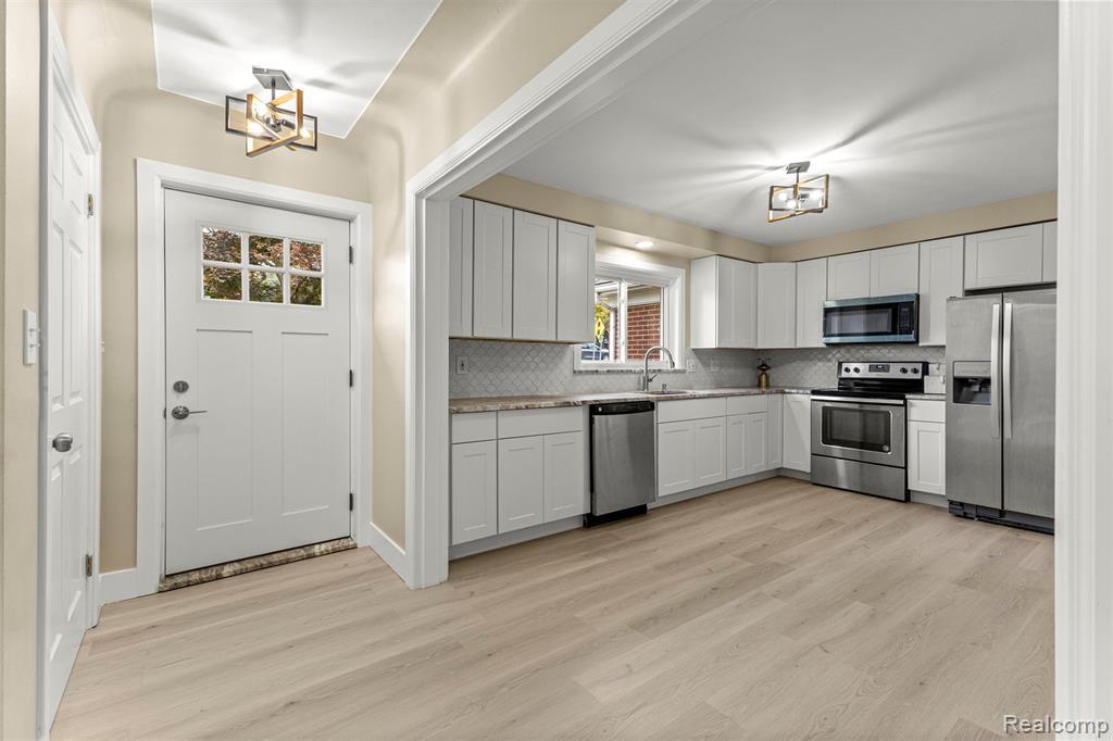 633 S Pontiac Trail, Walled Lake, MI 48390 — Photo 3