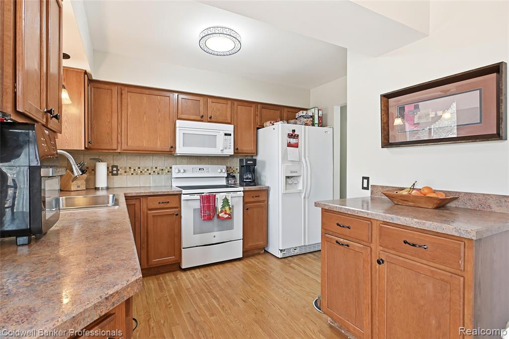 4904 Lake Grove Drive, White Lake, MI 48383 — Photo 11