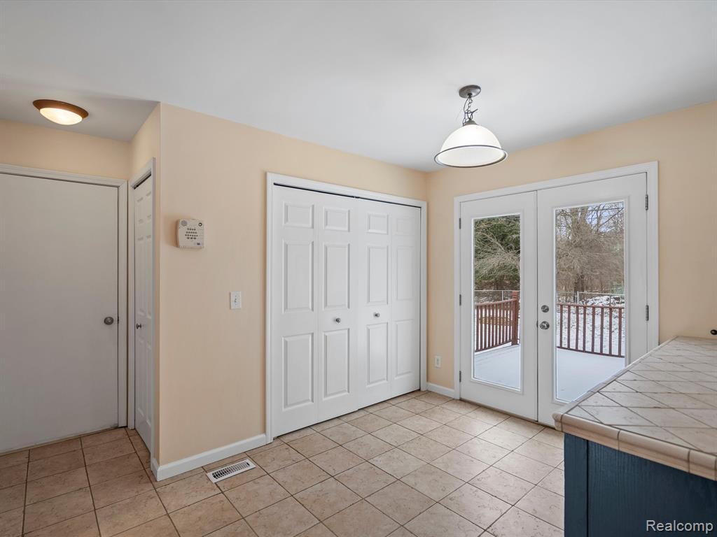 6652 DOYON Drive N, Waterford, MI 48327 — Photo 12