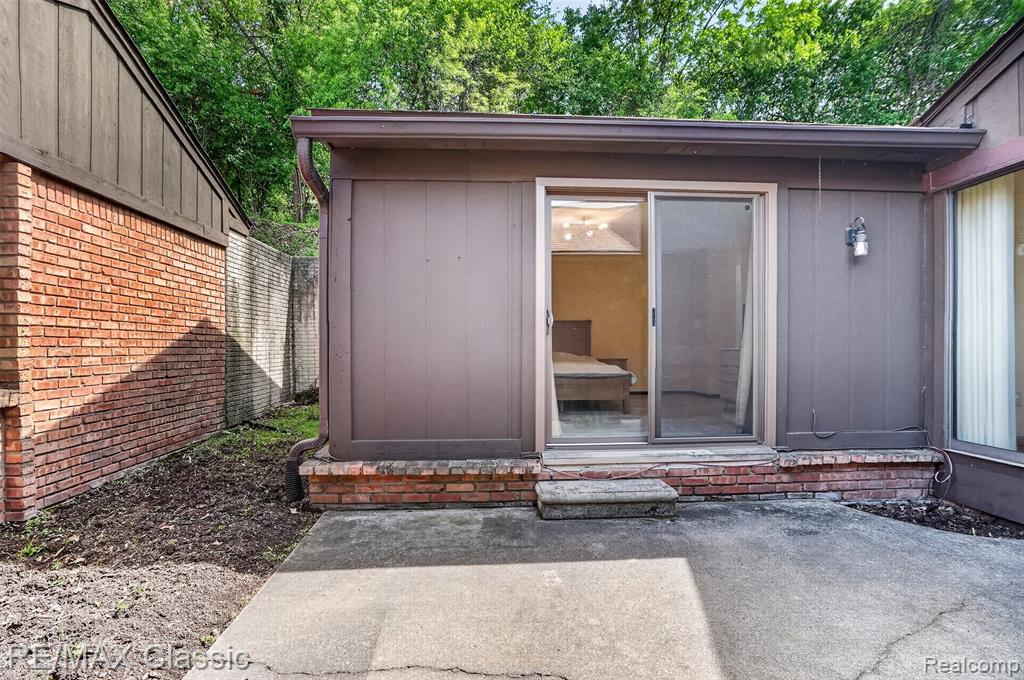 2061 Burgundy Street, West Bloomfield, MI 48323 — Photo 47