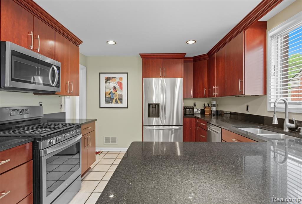 10554 Nadine Avenue, Huntington Woods, MI — Photo 15