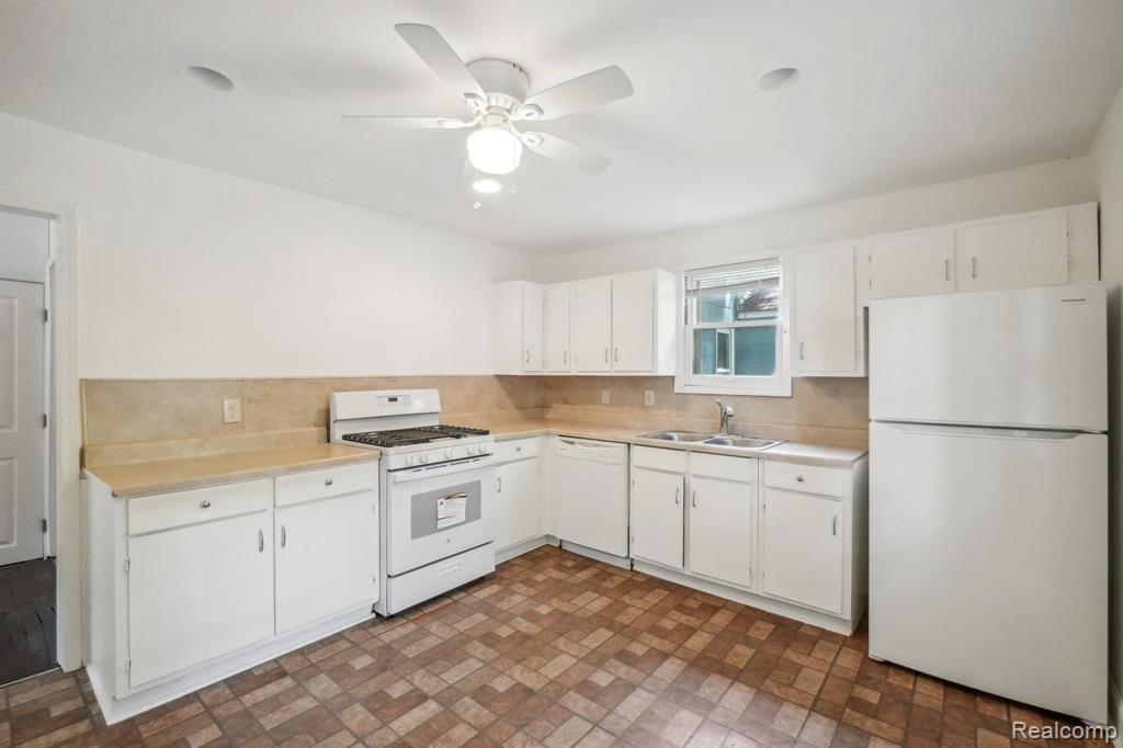 46 E HAYES Avenue, Hazel Park, MI 48030 — Photo 11