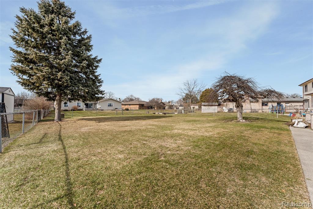 43303 Aspen Drive, Sterling Heights, MI 48313 — Photo 32
