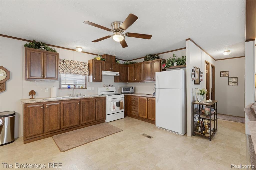 9542 Foxwell Circle, Fenton, MI 48430 — Photo 11
