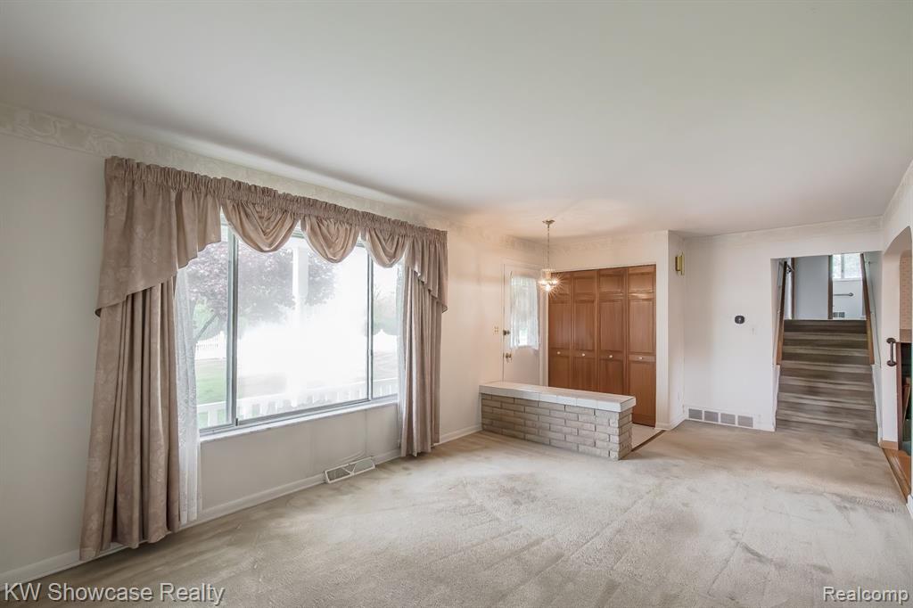 841 DRIBURG Drive, Commerce Twp, MI 48390 — Photo 5