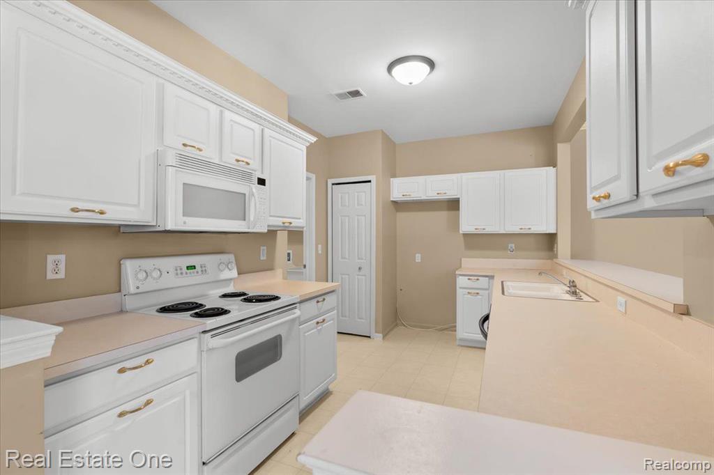 1818 Flagstone Circle, 34, Rochester, MI 48307 — Photo 12
