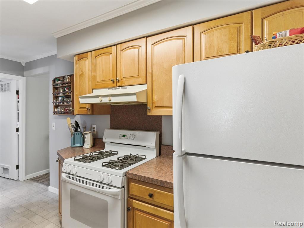 5565 Crescent Road, Waterford, MI 48327 — Photo 12