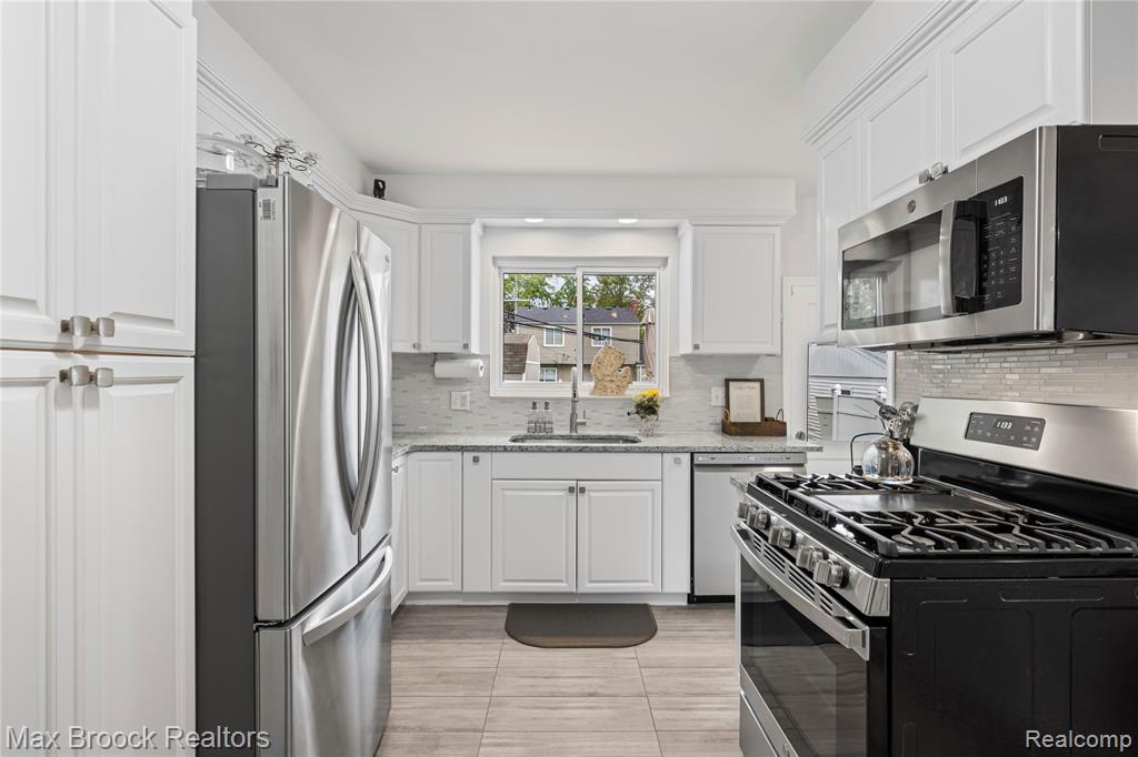 828 W Baker Avenue, Clawson, MI — Photo 13