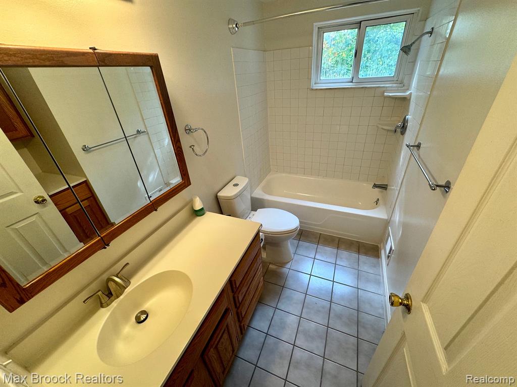 1407 LAUREL VALLEY Drive, Waterford, MI 48327 — Photo 13