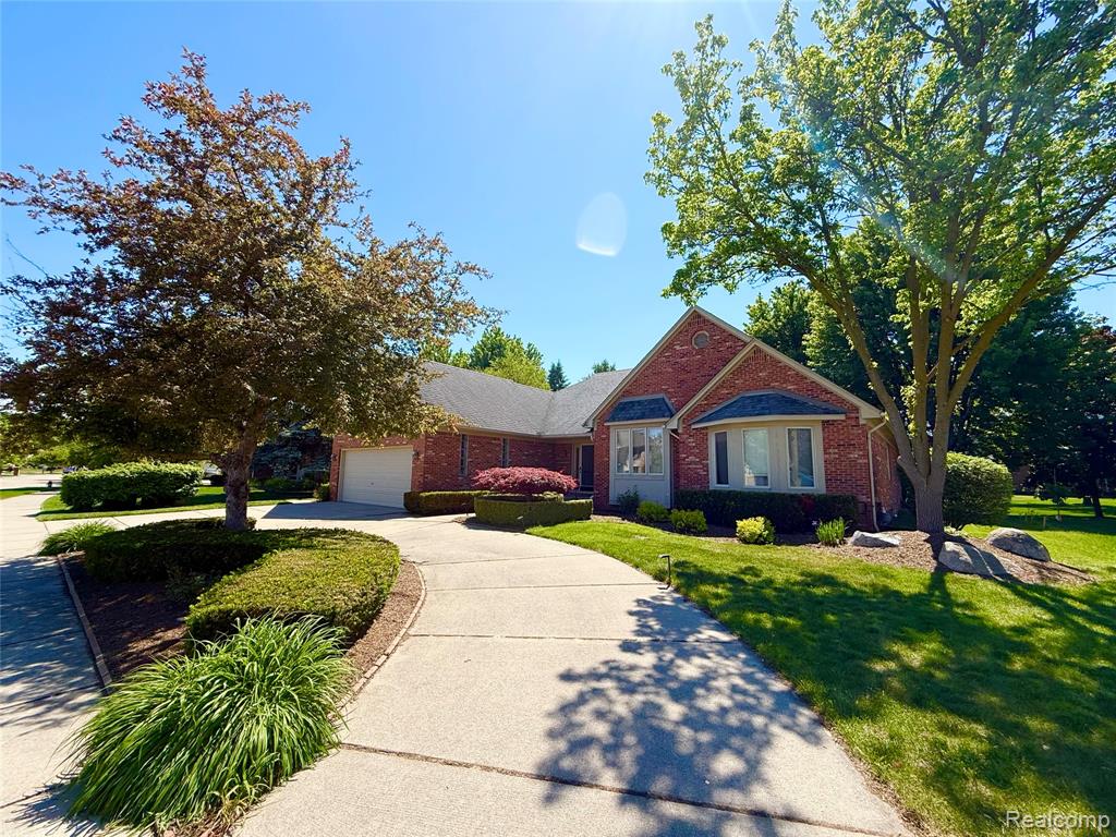 46557 Glen Pointe Drive, Utica, MI 48315 — Photo 2