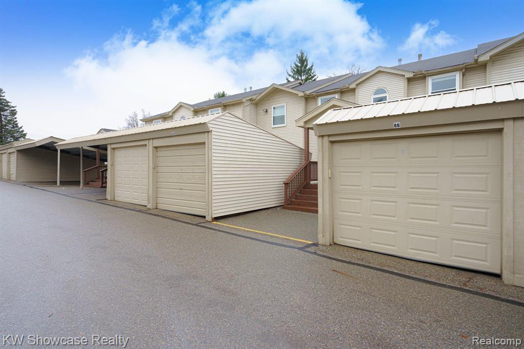 4980 OAK HILL Drive, 66, Waterford, MI 48329 — Photo 2