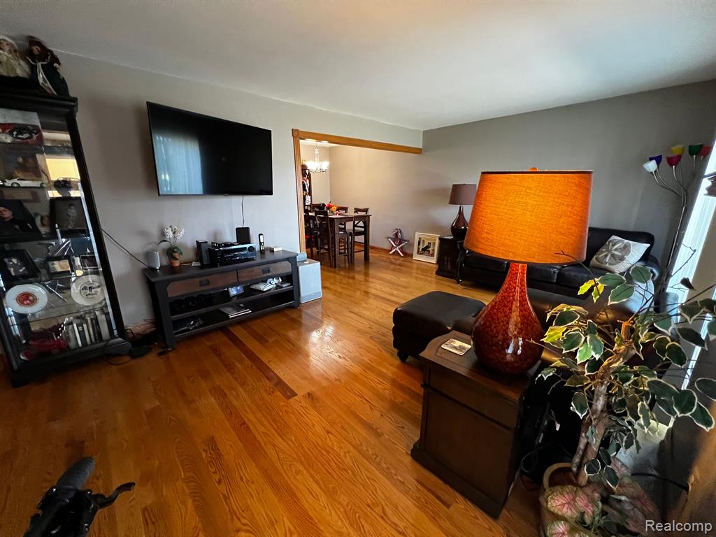 8514 HAMPSHIRE Drive, Sterling Heights, MI 48313 — Photo 7